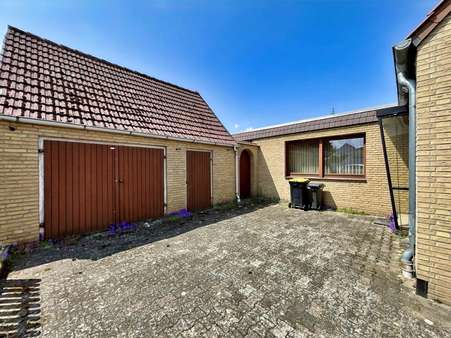 Hinterhof und Blick auf das Nebengebäude Hinterhof und Blick auf das Nebengebäude - Einfamilienhaus in 29525 Uelzen mit 209m² kaufen