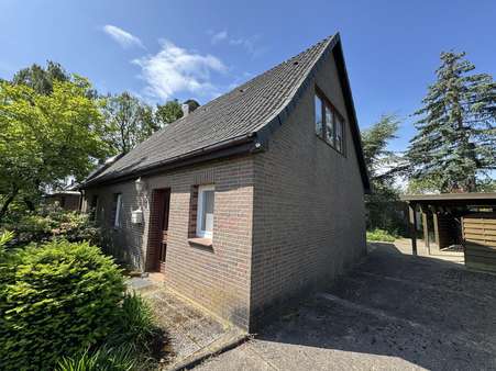Seitenansicht von der Auffahrt - Einfamilienhaus in 29499 Zernien mit 70m² kaufen