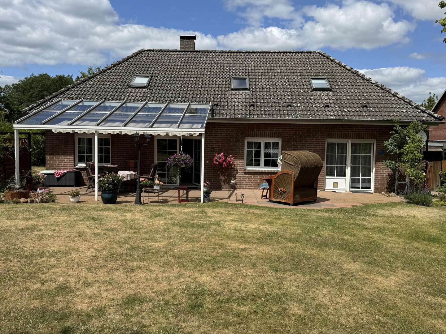 Außenansicht mit überdachter Terrasse - Einfamilienhaus in 29556 Suderburg mit 119m² kaufen