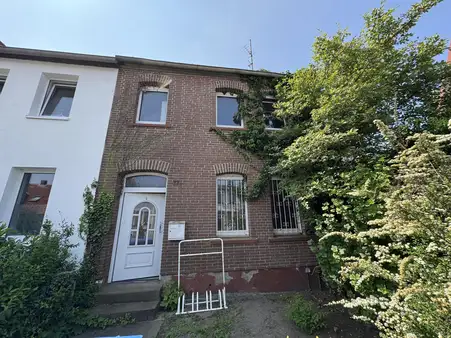 Sanierungsbedürftiges Reihenendhaus in zentraler Lage von Uelzen zu verkaufen !