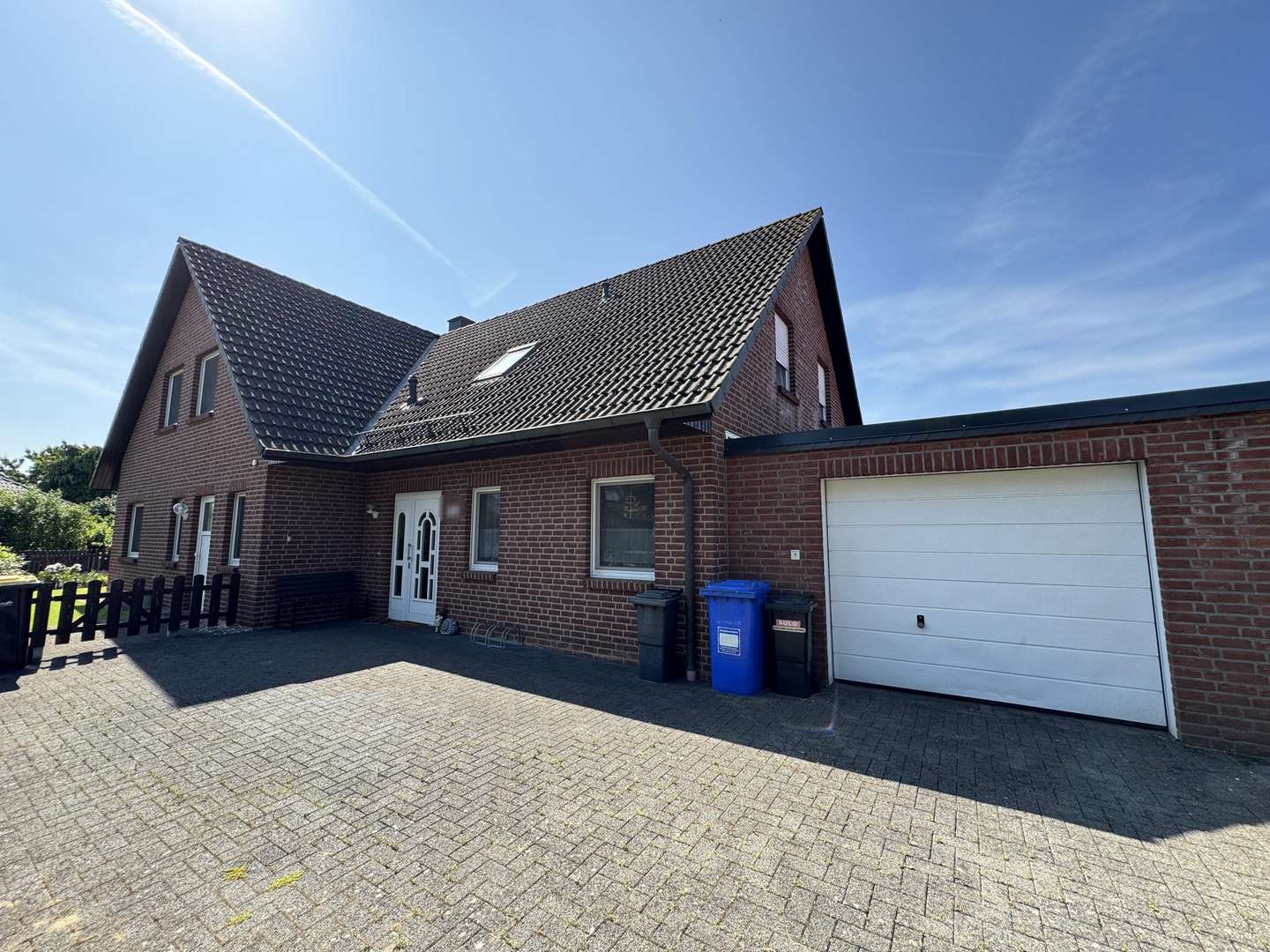 Blick von der Auffahrt Blick von der Auffahrt - Zweifamilienhaus in 29451 Dannenberg mit 220m² kaufen