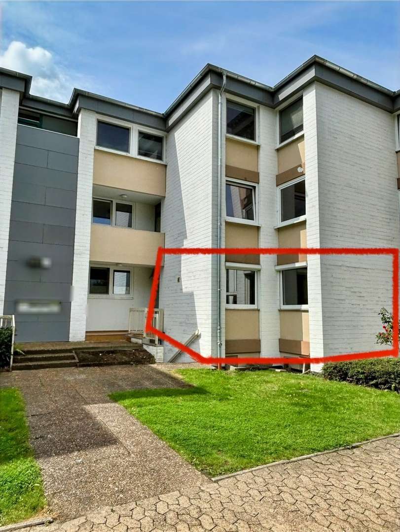 Nordansicht / Eingangsbereich zur Erdgeschosswohnung - Erdgeschosswohnung in 29525 Uelzen mit 80m² kaufen