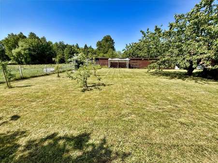 Blick in den Garten und auf die angrenzende Wiese Blick in den Garten und auf die angrenzende Wiese - Einfamilienhaus in 29525 Uelzen mit 136m² kaufen