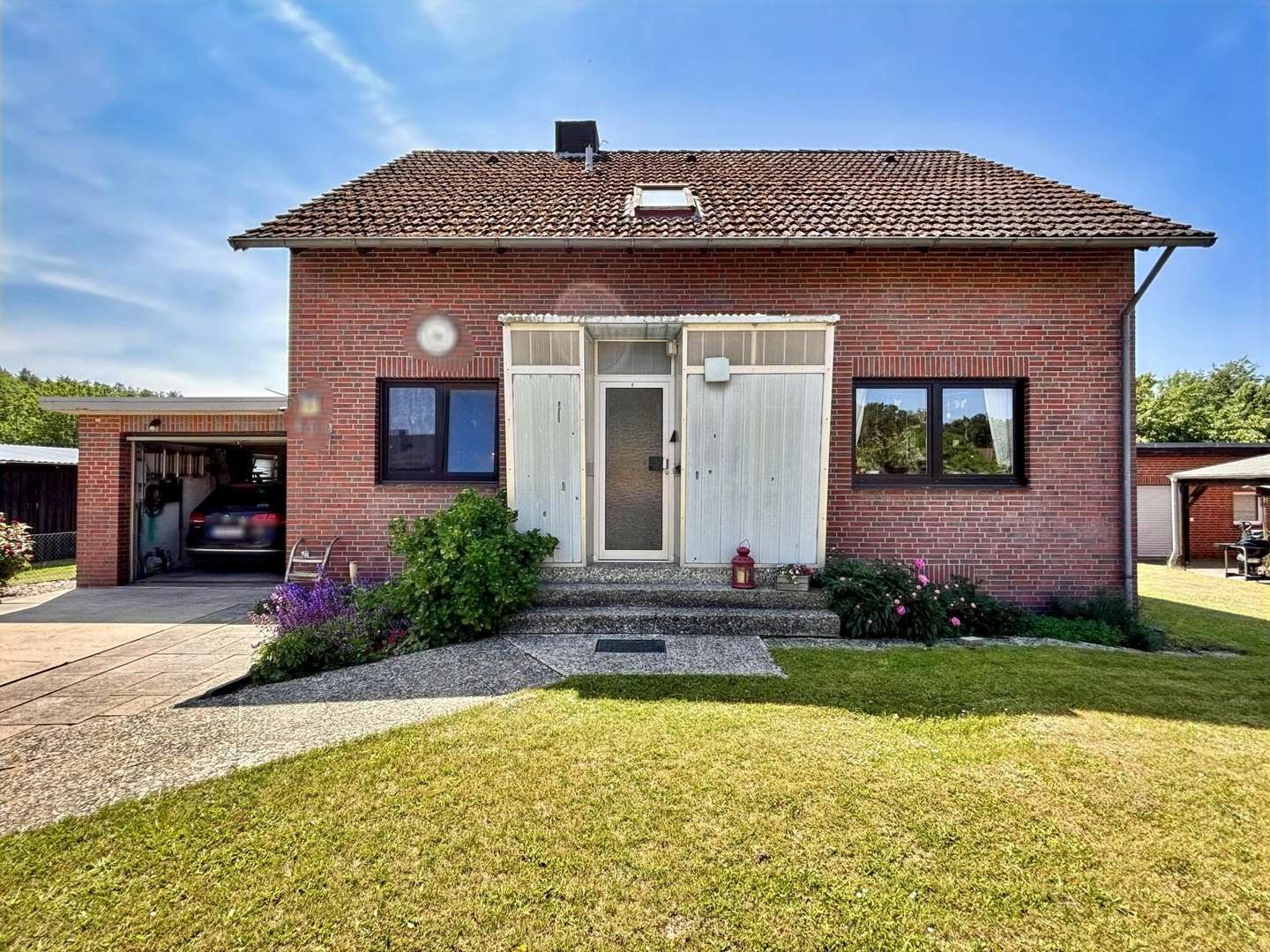 Nordseite mit Eingangsbereich Nordseite mit Eingangsbereich - Einfamilienhaus in 29525 Uelzen mit 136m² kaufen