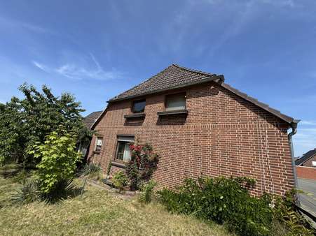Giebelansicht mit Garten - Einfamilienhaus in 29389 Bad Bodenteich mit 183m² kaufen