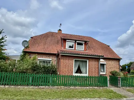 Stöcken, massives Einfamilienhaus mit Einliegerwohnung