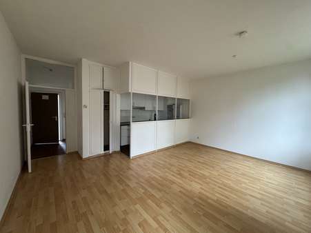 Wohn- und Küchenbereich mit Laminatfußboden Wohn- und Küchenbereich mit Laminatfußboden - Etagenwohnung in 29574 Ebstorf mit 51m² kaufen