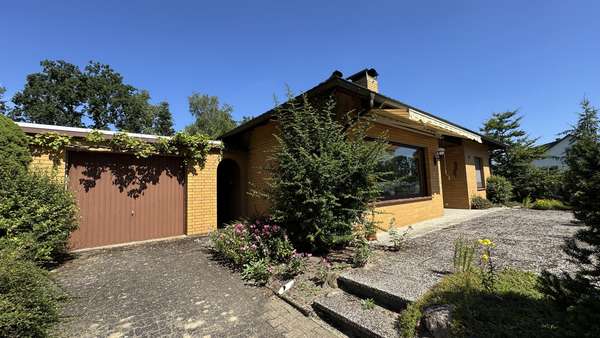 Haus und Garagenansicht - Einfamilienhaus in 29476 Gusborn mit 100m² kaufen