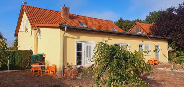 Ansicht vom Garten / Grundstück - Zweifamilienhaus in 29472 Damnatz mit 200m² günstig kaufen