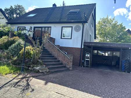 Carport und Hausaufgang Carport und Hausaufgang - Einfamilienhaus in 29468 Bergen mit 150m² kaufen