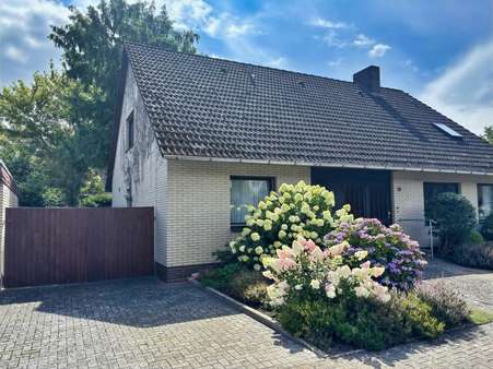 seitliche linke Straßenansicht mit Zugang auf den Hof - Einfamilienhaus in 29439 Lüchow mit 210m² kaufen