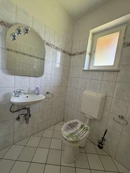 Gäste-WC im Erdgeschoss - Zweifamilienhaus in 29556 Suderburg mit 277m² kaufen