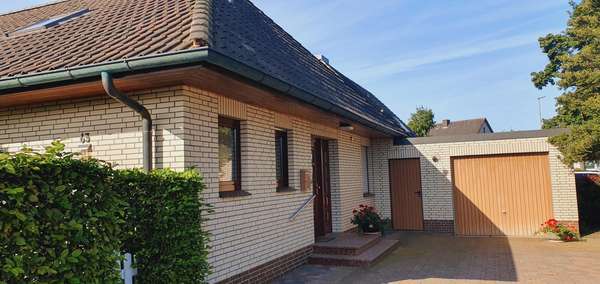 Blick von vorn / Auffahrt - Einfamilienhaus in 29451 Dannenberg mit 120m² kaufen