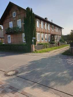 Blick von der Straße / Seitenansicht - Mehrfamilienhaus in 29478 Höhbeck mit 260m² kaufen
