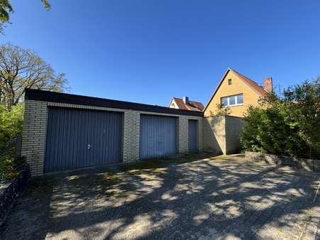 Blick auf die Doppelgarage mit Abstellraum - Einfamilienhaus in 29525 Uelzen mit 151m² kaufen