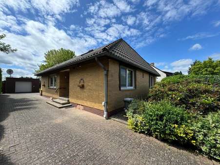 Blick von der Auffahrt - Bungalow in 29493 Schnackenburg mit 180m² kaufen