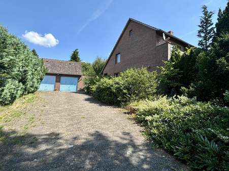 Blick von der Einfahrt auf Haus und Garage - Einfamilienhaus in 29579 Emmendorf mit 158m² kaufen