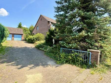 Einfahrt und Blick auf die Doppelgarage - Einfamilienhaus in 29579 Emmendorf mit 158m² kaufen