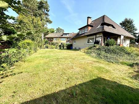 Blick aus dem Garten auf das Haus - Zweifamilienhaus in 29549 Bad Bevensen mit 137m² kaufen