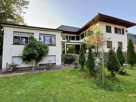 Ansicht aus dem Garten auf Wohnhaus und Praxisteil - Einfamilienhaus in 29525 Uelzen mit 185m² kaufen