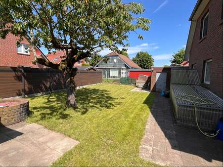 Blick in den Garten Blick in den Garten - Zweifamilienhaus in 29649 Wietzendorf mit 188m² kaufen