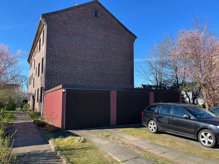 Straßenansicht mit Garage - Erdgeschosswohnung in 29640 Schneverdingen mit 68m² kaufen