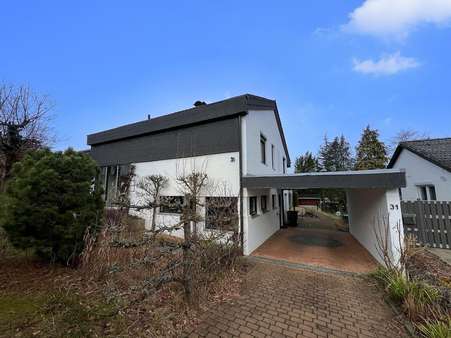 Zufahrt zum Wohnhaus/Carport - Einfamilienhaus in 31199 Diekholzen mit 147m² kaufen