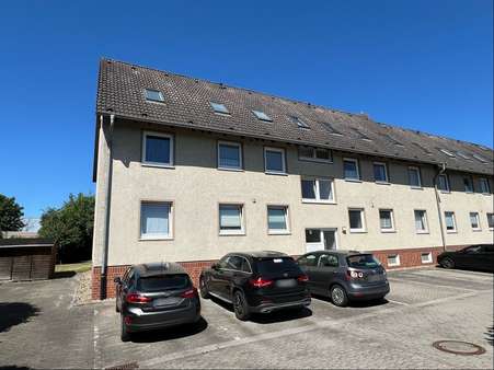Straßenansicht Straßenansicht - Dachgeschosswohnung in 31226 Peine mit 67m² kaufen