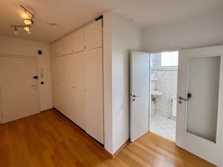 Eingangsbereich / Diele … Eingangsbereich / Diele … - Dachgeschosswohnung in 31137 Hildesheim mit 87m² kaufen