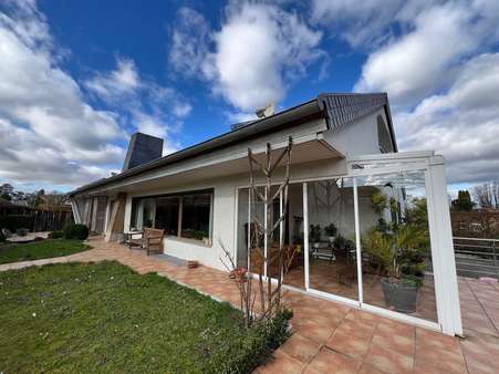 Seitenansicht mit Terrasse - Einfamilienhaus in 31199 Diekholzen mit 300m² kaufen
