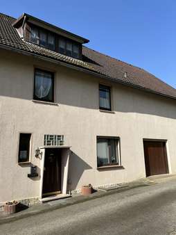 Hauseingang / Garage - Doppelhaushälfte in 31084 Freden mit 140m² kaufen