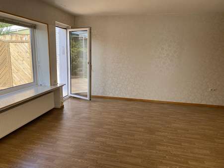 Wohnzimmer - Doppelhaushälfte in 31139 Hildesheim mit 95m² günstig kaufen