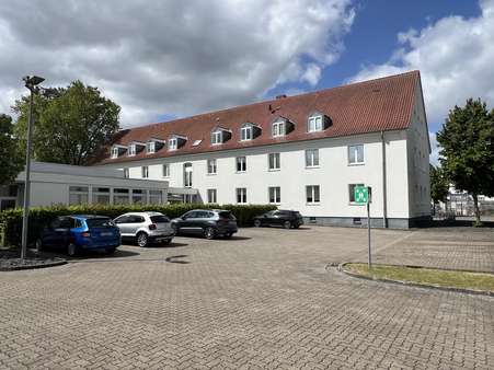 Rückansicht mit Parkflächen - Büro in 31137 Hildesheim mit 1011m² mieten