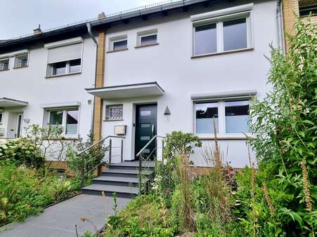Straßenansicht Straßenansicht - Reihenmittelhaus in 30655 Hannover mit 150m² kaufen