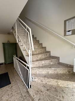 Treppe ins Dachgeschoss Treppe ins Dachgeschoss - Dachgeschosswohnung in 31177 Harsum mit 33m² als Kapitalanlage kaufen