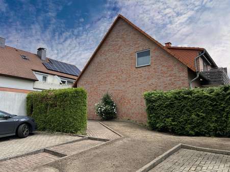 Eingangsbereich und Stellplatz Eingangsbereich und Stellplatz - Souterrain-Wohnung in 31177 Harsum mit 36m² kaufen