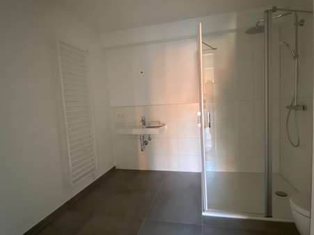 Bad mit großer Dusche - Penthouse-Wohnung in 31134 Hildesheim mit 96m² günstig kaufen