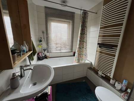 Modernes Bad mit Wanne (OG) - Reihenmittelhaus in 31171 Nordstemmen mit 120m² kaufen