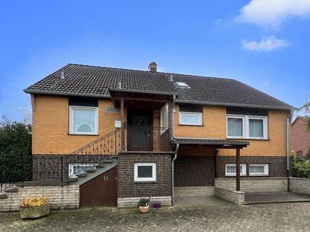 Wohnhaus unterkellert - Zweifamilienhaus in 31185 Söhlde mit 314m² kaufen