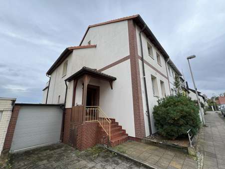 Giebelseite Straße mit Garage - Reihenendhaus in 31137 Hildesheim mit 177m² kaufen