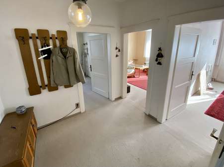 Flur im EG - Einfamilienhaus in 31162 Bad Salzdetfurth mit 154m² günstig kaufen