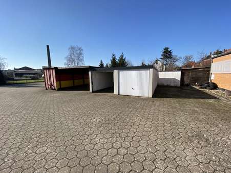 2 Garagen und 1 Carport - Mehrfamilienhaus in 31008 Elze mit 143m² günstig kaufen