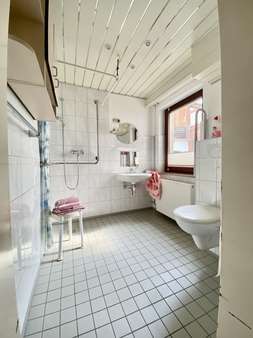 Tageslichtbad mit Dusche  (EG) - Reihenmittelhaus in 31162 Bad Salzdetfurth mit 275m² günstig kaufen