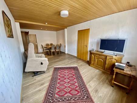 Wohnzimmer im Erdgeschoss - Reihenmittelhaus in 31162 Bad Salzdetfurth mit 275m² günstig kaufen