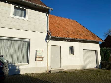 Außenansicht mit Garage - Einfamilienhaus in 31073 Delligsen mit 167m² günstig kaufen