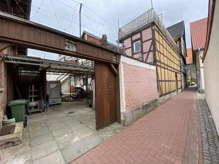Hofzufahrt - Mehrfamilienhaus in 31028 Gronau mit 270m² günstig kaufen