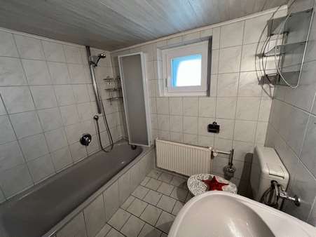 Badezimmer mit Wanne (EG) - Einfamilienhaus in 31167 Bockenem mit 90m² kaufen