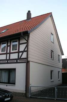 Front-/Seitenansicht - Doppelhaushälfte in 31073 Delligsen mit 111m² kaufen