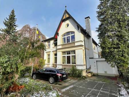 Vorderansicht mit Garage - Villa in 31134 Hildesheim mit 270m² kaufen