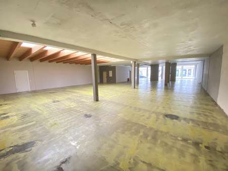 Blick durch die Ladenfläche Blick durch die Ladenfläche - Bürohaus in 31061 Alfeld mit 595m² kaufen